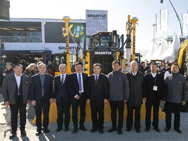 CCMA President Su Zimeng Visits SHANTUI Booth at bauma 2025
