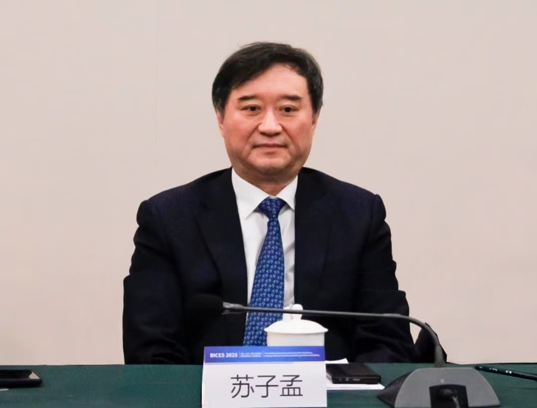 Mr. Su Zimeng, President of China Construction Machinery Association (CCMA) delivered a keynote speech titled "Review of China Construction Machinery